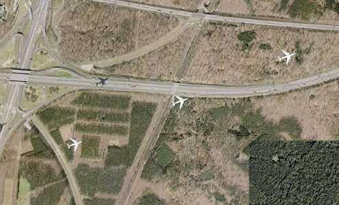 Tenemos acá un aeropuerto visto desde el aire donde se ven tres aviones decolando