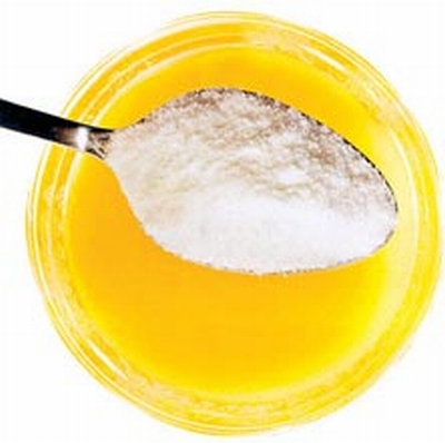 Vemos auna cuchada de un polvo muy blanco