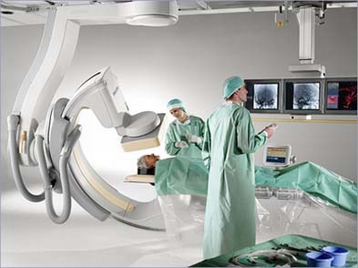 Vemos una sala donde una persona es acostada y equipo medicos realiza un examen