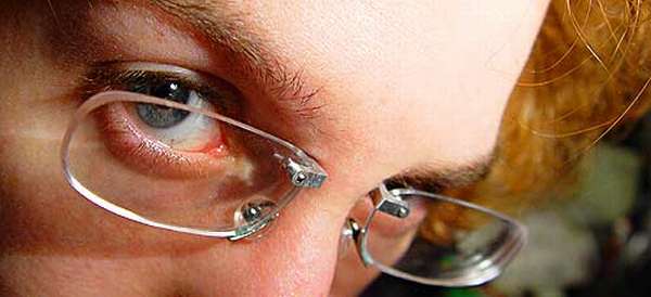 Vemos auna persona usando gafas pequeñas transparentes con perforaciones muy pequeñas