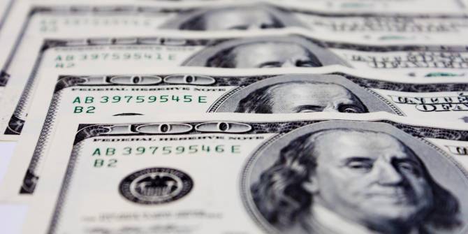 Billetes de 100 dolares colocados uno sobre el otro