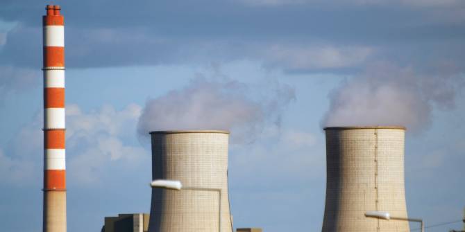 Las torres de enfriamiento de una planta nuclear emitiendo vapor