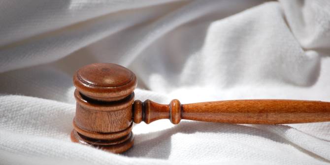 El mazo de madera de un juez sobre una tela blanca inmaculada