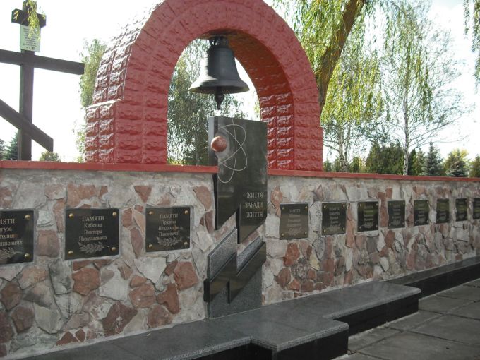 Un muro donde se ven placas con los nombres de las personas que murieron en la explosión y los que murieron despues