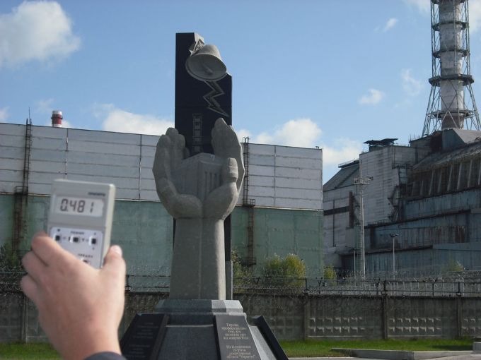 Vemos la escultura del sarcófago y una campana al final dela escultura