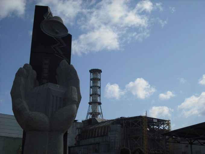 Vemos el reactor y el monumento al sarcófago en un angulo mas cercano