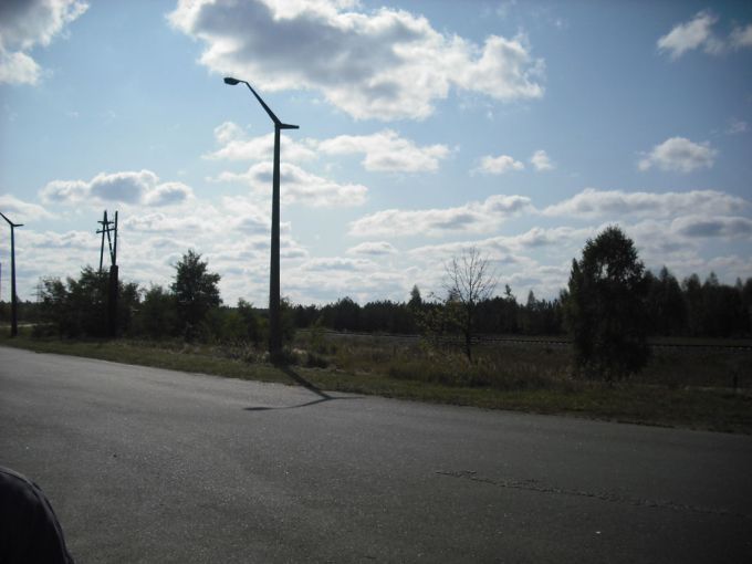 Vemos nuevos arboles aun que todavía con radiación vemos una carretera y mucha zona verde