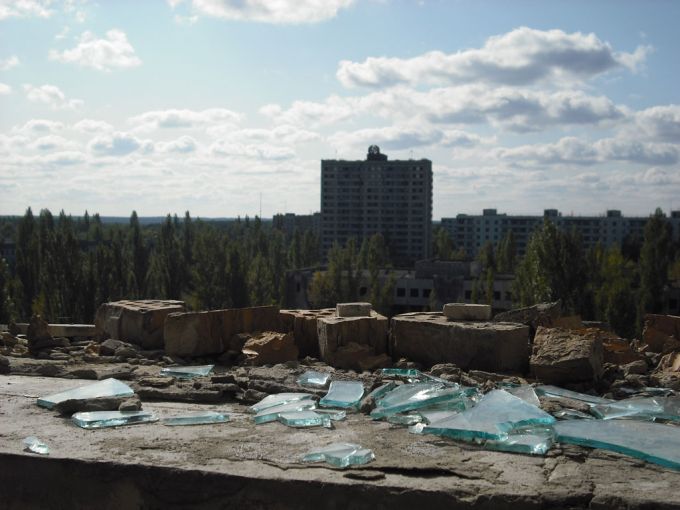Vemos un edeficio grande a lo lejos vegetación y muchos bloques de hormigón en el sitio