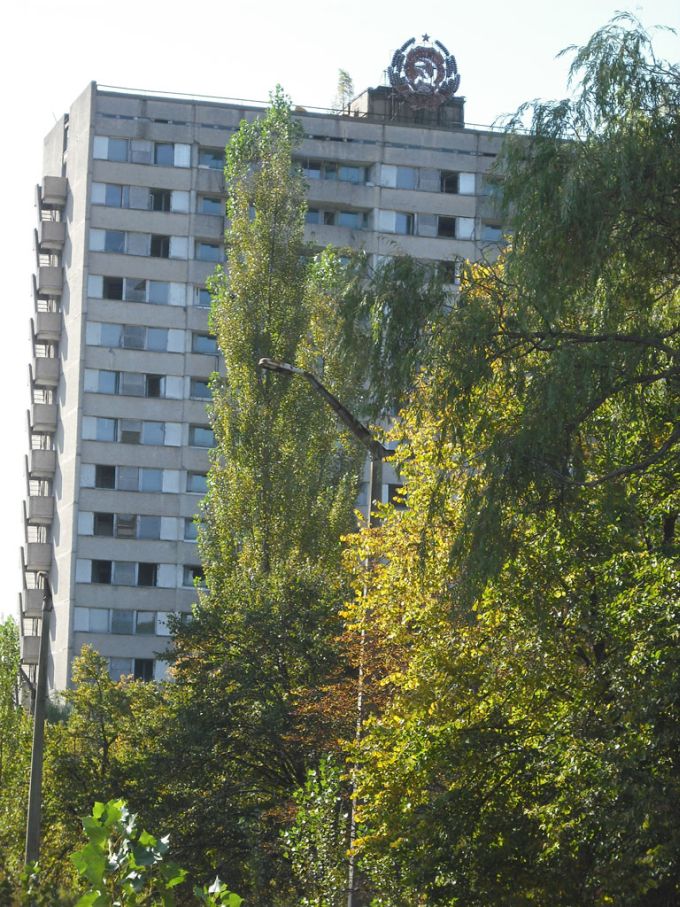 Ahora vemos el mismo edificio pero por la parte bde atras esta todavia igual como se anteriormente