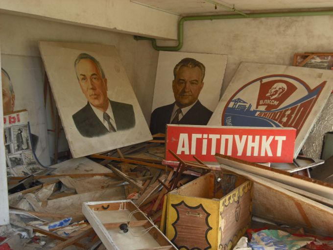 Como vemos es un salon con fotos grandes de personajes de la politica en un salon muy destrozado