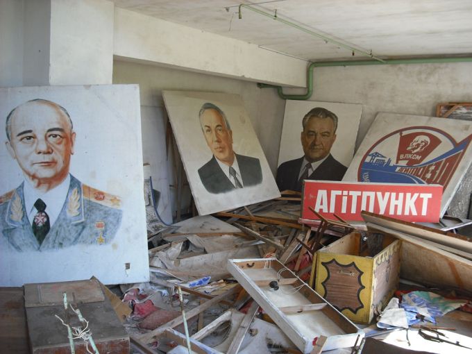 Vemos el mismo cuarto con cuadros de personajes politicos y un tremendos daños en todo