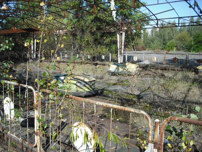Ahora vemos un parque de divercion destruido los carros chocones los techos todo en general lo vemos mal
