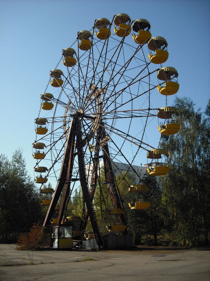 Vemos la rueda en color amarillo muy alta y se ve buena vegetacion desde arriba