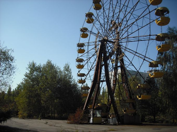 Otra vez vemos la rueda con sus sillas amarillas y arregladas desde otro angulo se nota tambien la vegetacion muy verde