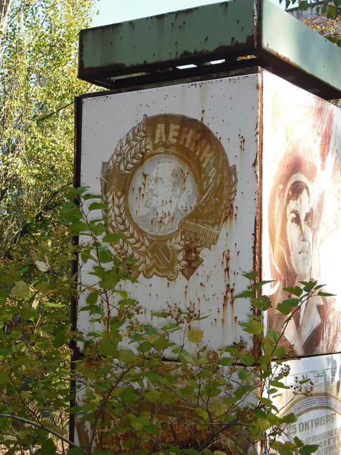 vemos una pared donde hay un cartel con una foto de un politico en el centro deportivo