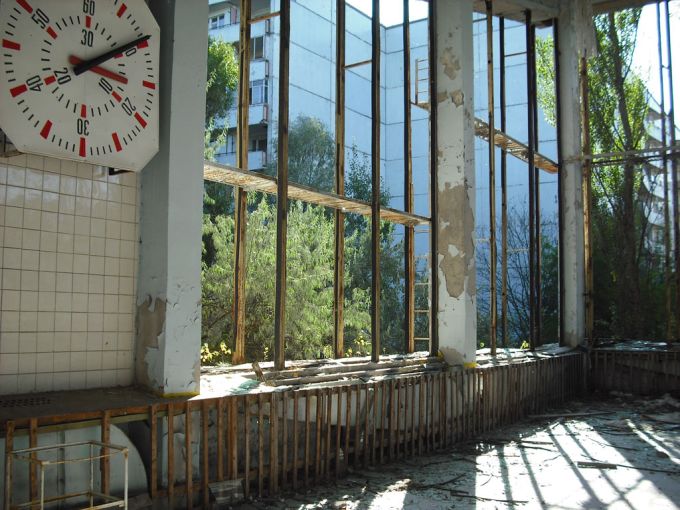 vemos mas partes destrozadas un reloj tubos partes de la estructura acabda