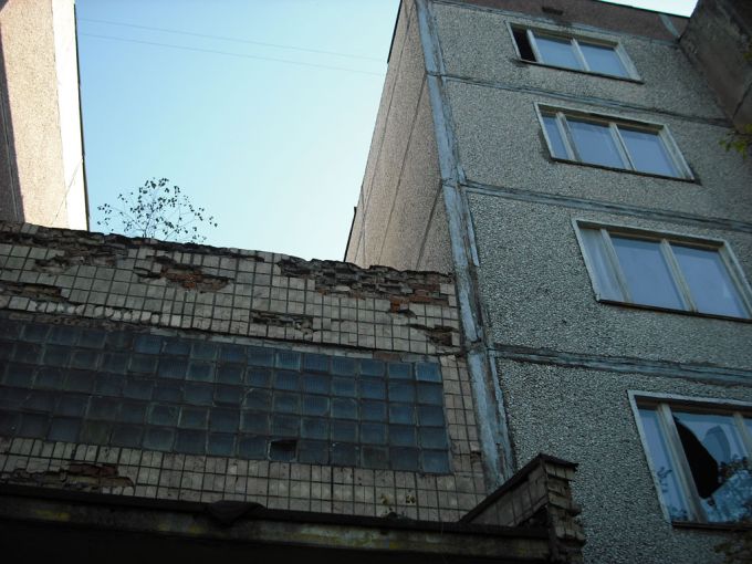 Volvemos acaminar y encontramos otra vez el viejo esdicio y parte de un muro grande