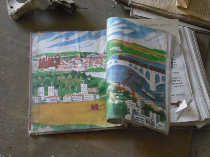 Vemos un libro ilustrado para niños que yace en el suelo con las hojas abiertas