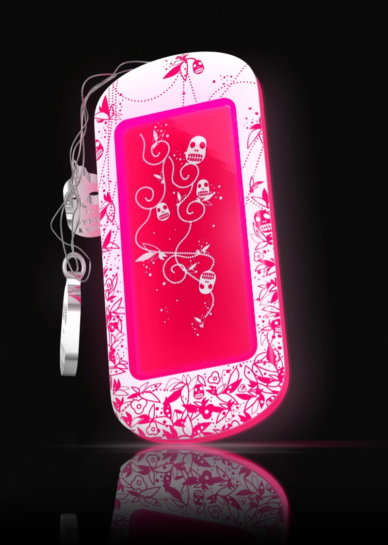 Vemos un celular en color rosado fucsia con pequeñas con pequeñas calaveras en  color blanco tiene un par de audifonos