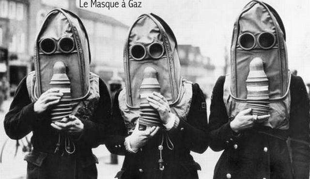 Vemos a tres personas usando unas mascaras anti-gases de  estilo antiguo
