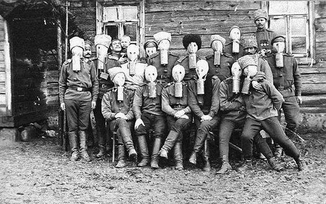 Vemos aun grupo de soldados sentados con uniformes y antiguas mascaras antigases
