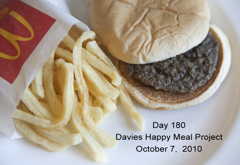 Tenemos lamisma hamburguesa con el paquete de papas a la francesa solamente esta carne ya se ve mas oscura