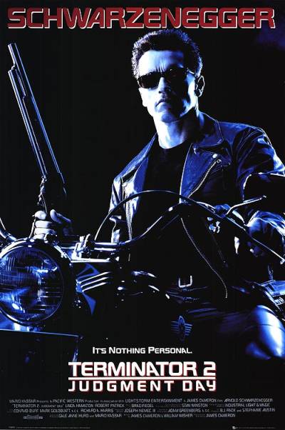 Un hombre fuerte de gafas y chaqueta negra con un arma en sus manos