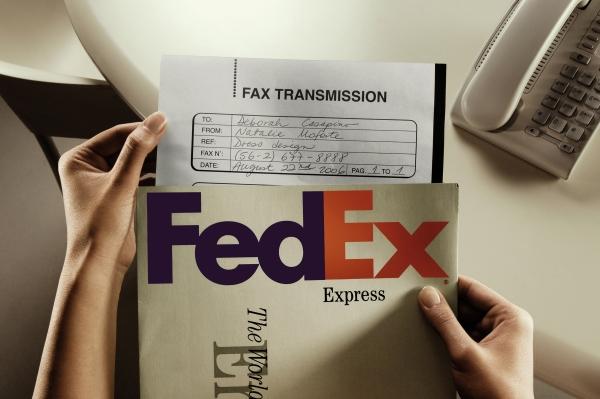 Tenemos aqui unas manos de mujer con un sobre en la mano donde se lee    FEDEX y mas abajo express