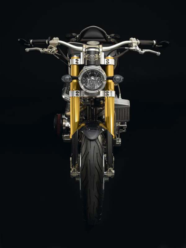 Vemos la misma moto de frente yobsevamos su llanta delantera farola y manubrios hecha en titanio