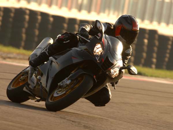Vemos a un motociclista en una moto sobre una pista de carreras