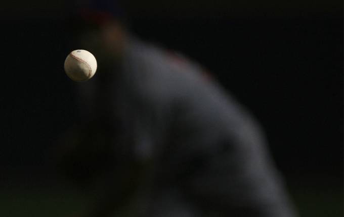 Solamente percibimos la silueta de un hombre que juega béisbol y lanza una pelta que se observa perfectamente