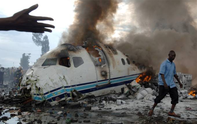 Vemos un avión en el suelo quemado y con fuego y un hombre que sale de ver lo que paso