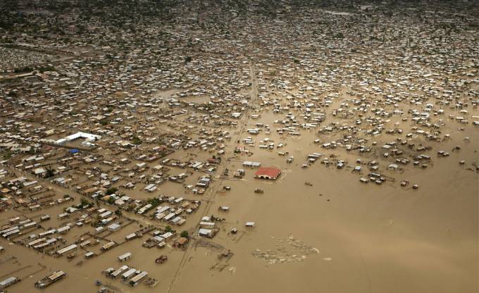 Vemos un pueblo inundado de casas de techos blancos tambien sobresale una casa de techo rojo