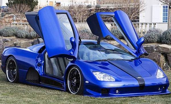 Tenemos aqui un auto color azul fuerte con rines de lujo  puertas que abren hacia arriba un diseño exclusivo 