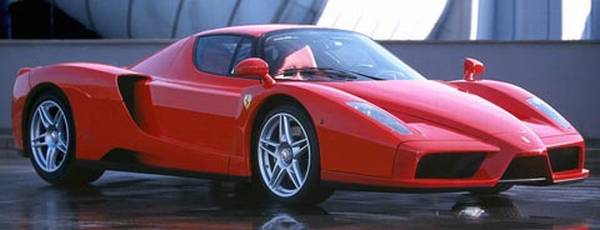 Observamos un carro en color rojo  diseño deportivo con rines de lujo espejos escualizables 