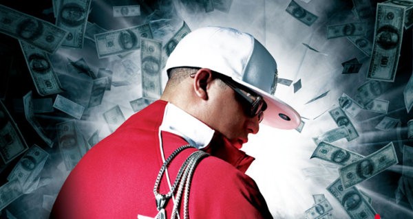 Un hombre con gorra blanca mirando volar un poco de billetes de dólar