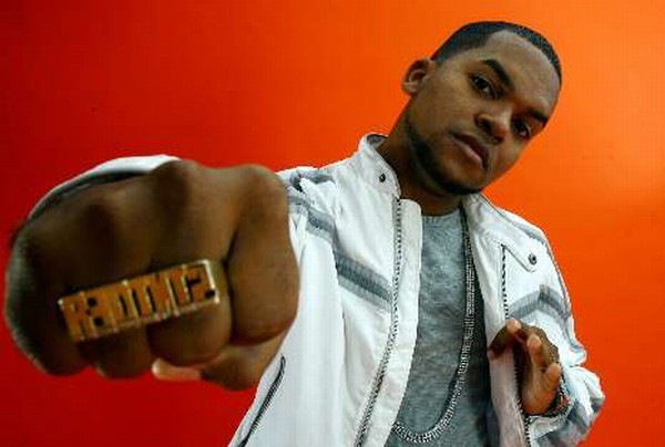 Un hombre moreno que muestra su puño donde se ve un anillo con un nombre