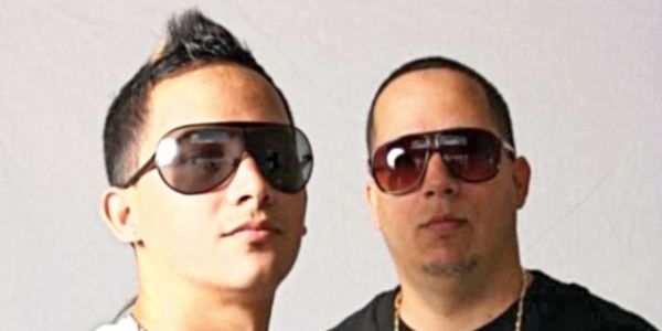 Dos hombres muy jóvenes con gafas oscuras y  pelo muy corto