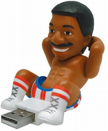 Vemos a un hombre negro descansando ve algo