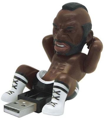 Vemos aun hombre negro que observa algo entretenido