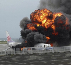 OBseervamos un avion en llamas  que esta en un  aeropuerto sin decolar