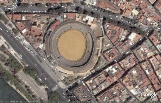 Vemos una ciudad donde se ve una plaza de toros y casi redonda en su diseño 