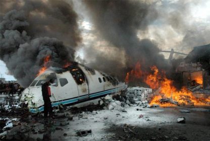 Otro avión  incendiado yace en el piso en medio de sus escombros incinerados