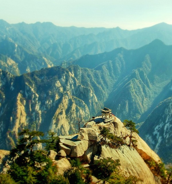 Ahra podemos divisar una pequeña pagoda en medio de la montaña y verdes monticulos  tenemos un hermoso paisaje desde esas alturas
