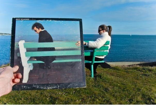 Tenemos una playa donde una mujer sentada en una silla y otra  persona sostiene la caratula del LP