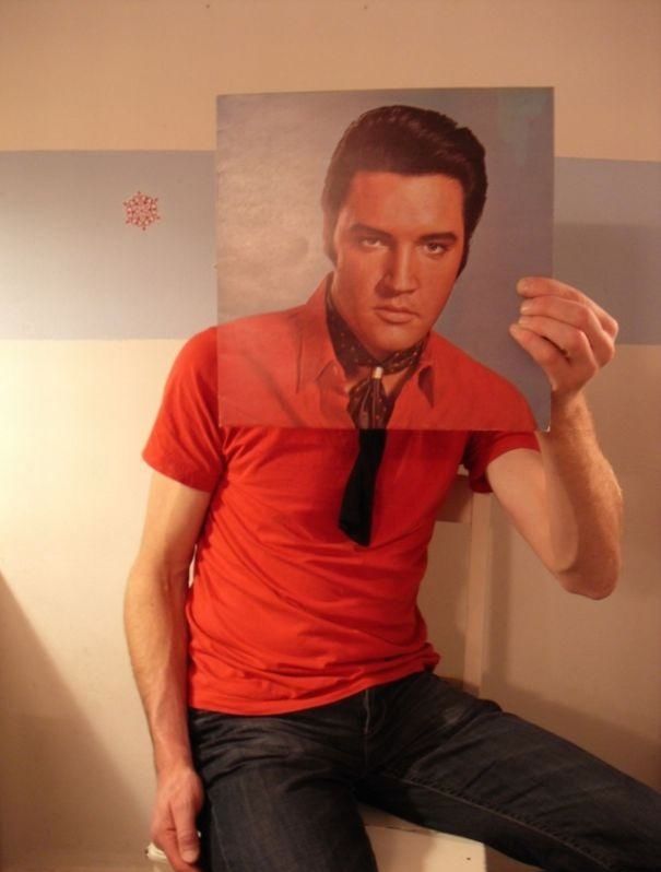 Tenemos también a Elvis mostrando su rostro a través de un vidrio y donde se cree que es una caratula de un LP