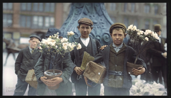 Vemos a tres niños que con masetas de flores tratan de venderlas salen de un mercado