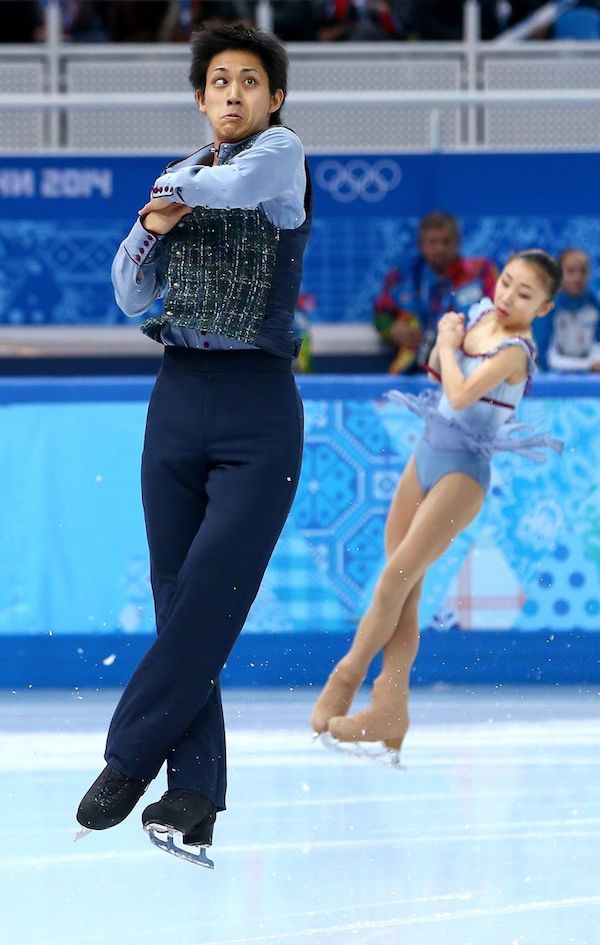 un profesor de patinaje entrena a su alumna mientras uno de sus ojos se extravia