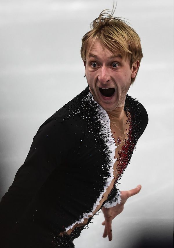 Un patinador rubio con expresión  un poco de susto en la figura que realiza