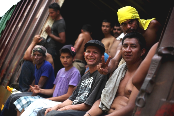 Observamos personas que van sonrientes en un tren esperando el fin de la travesia